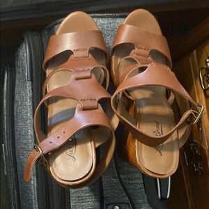 Lucky Brand Tan wedge Sandals with Smooth Leather Straps